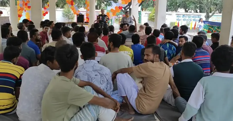 নারায়ণগঞ্জ কারাগারে বন্দিদের ঈদের নামাজ